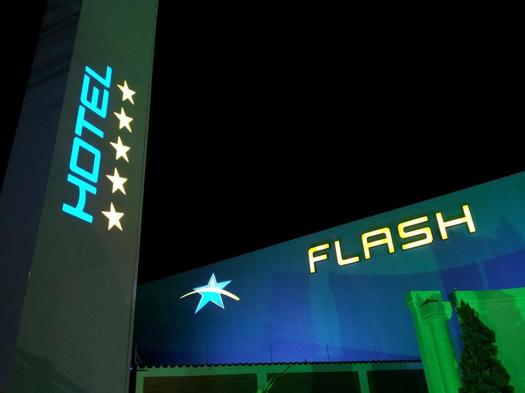 Flash Motel (Adults Only) เซาวีเซนจิ ภายนอก รูปภาพ
